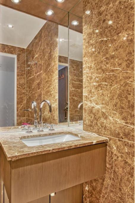 Modern Chic Studio Chelsea Apartment Лондон Екстериор снимка