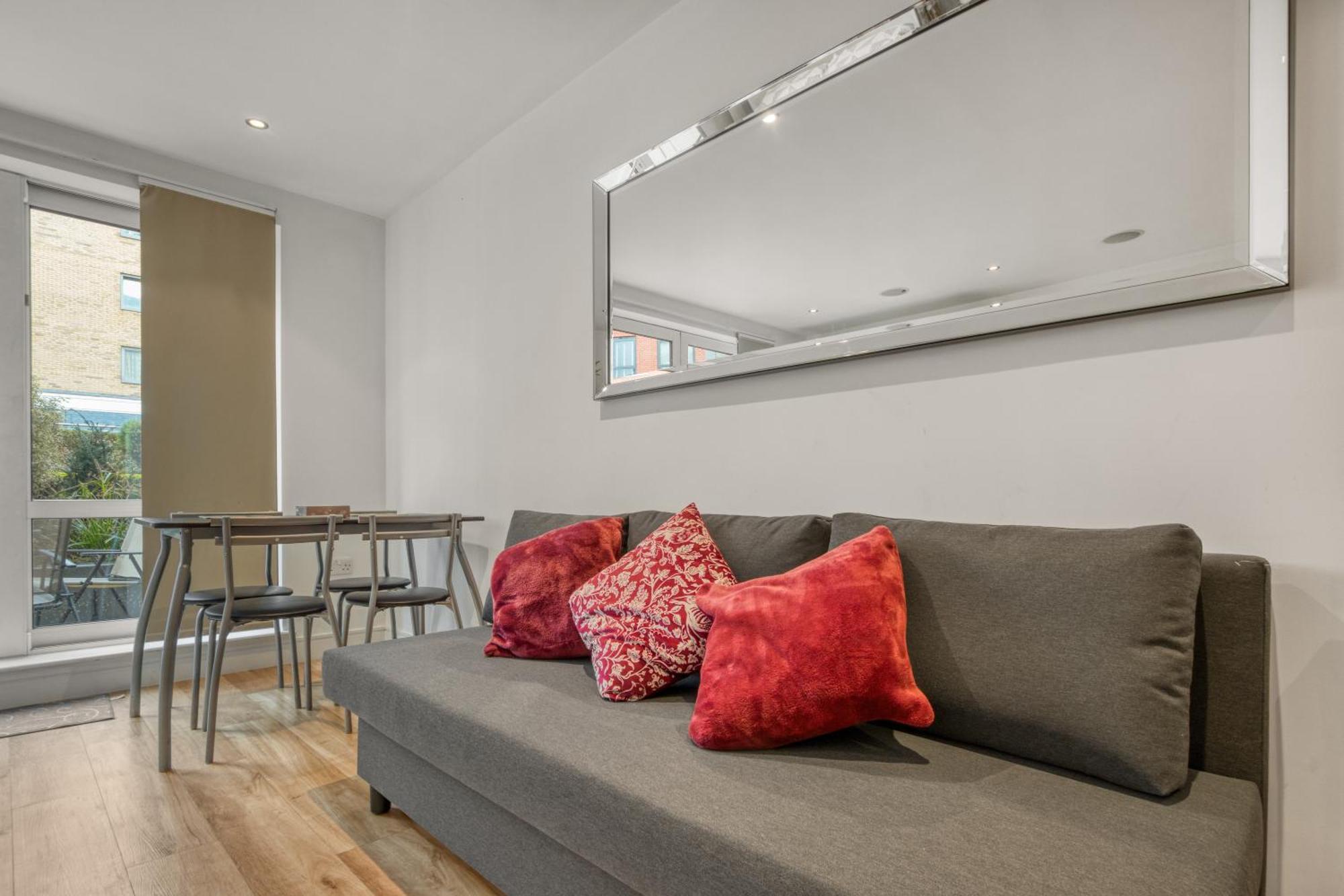 Modern Chic Studio Chelsea Apartment Лондон Екстериор снимка