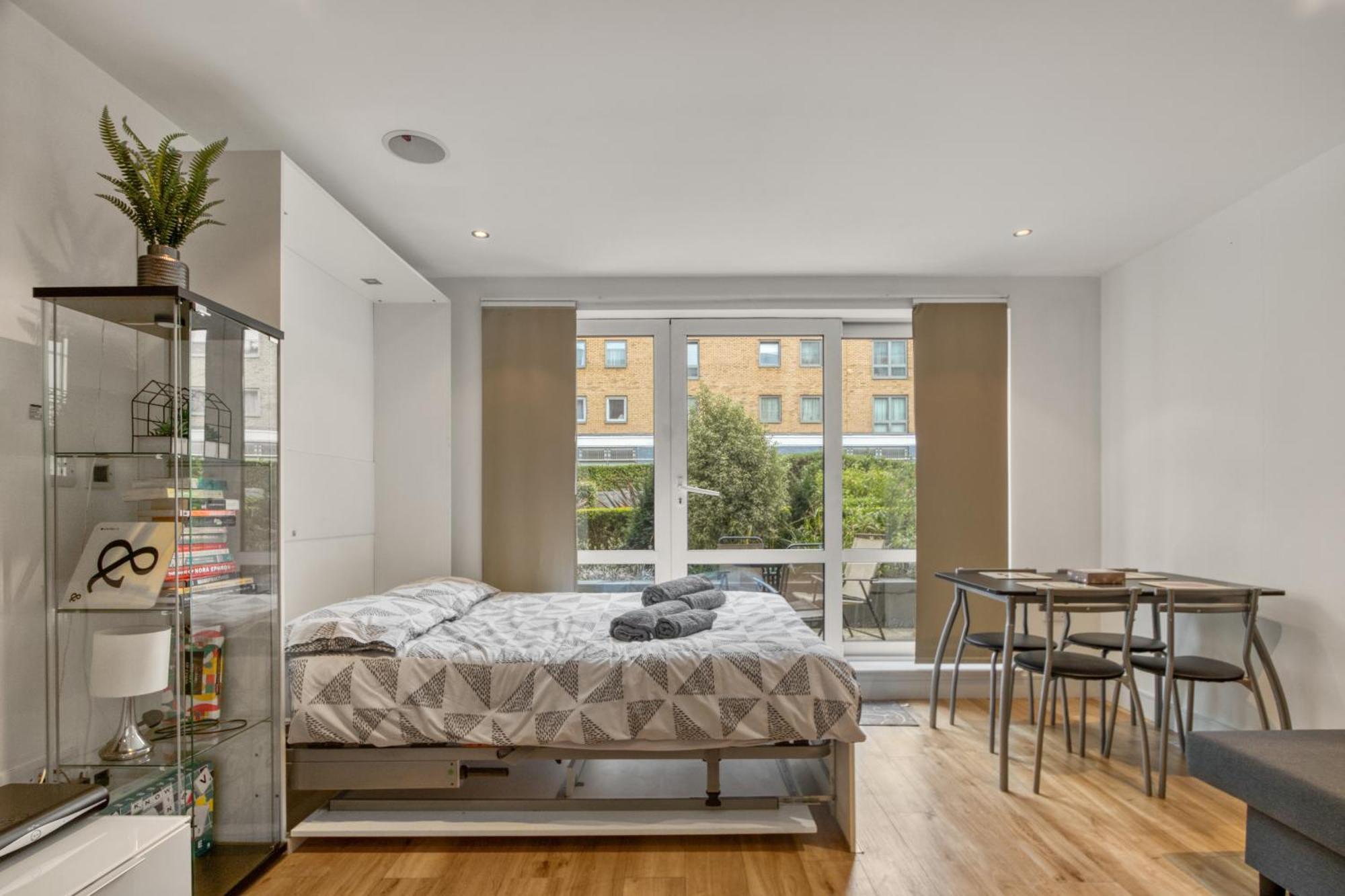 Modern Chic Studio Chelsea Apartment Лондон Екстериор снимка