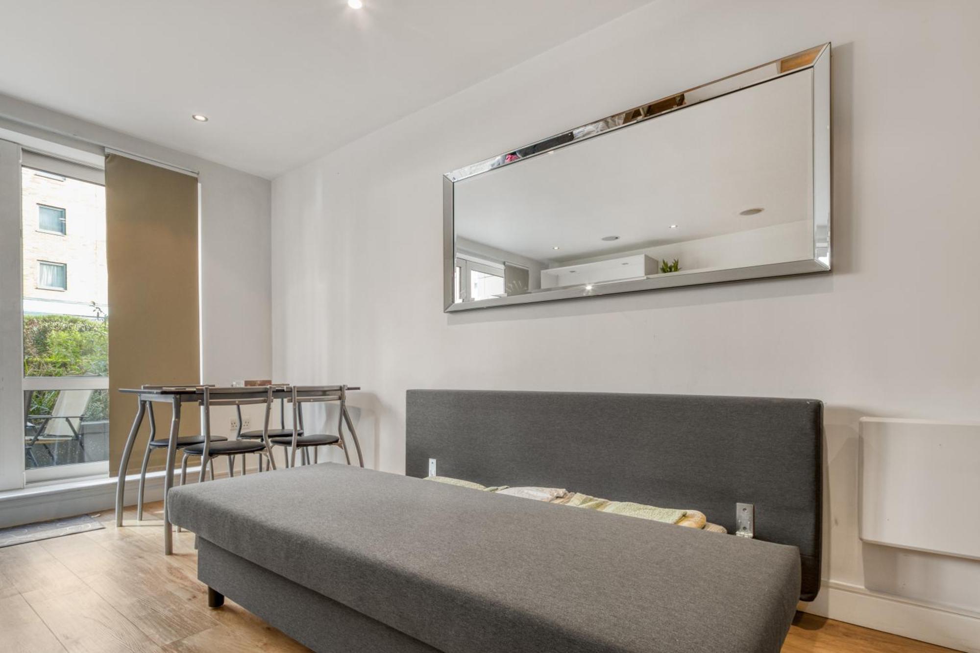Modern Chic Studio Chelsea Apartment Лондон Екстериор снимка