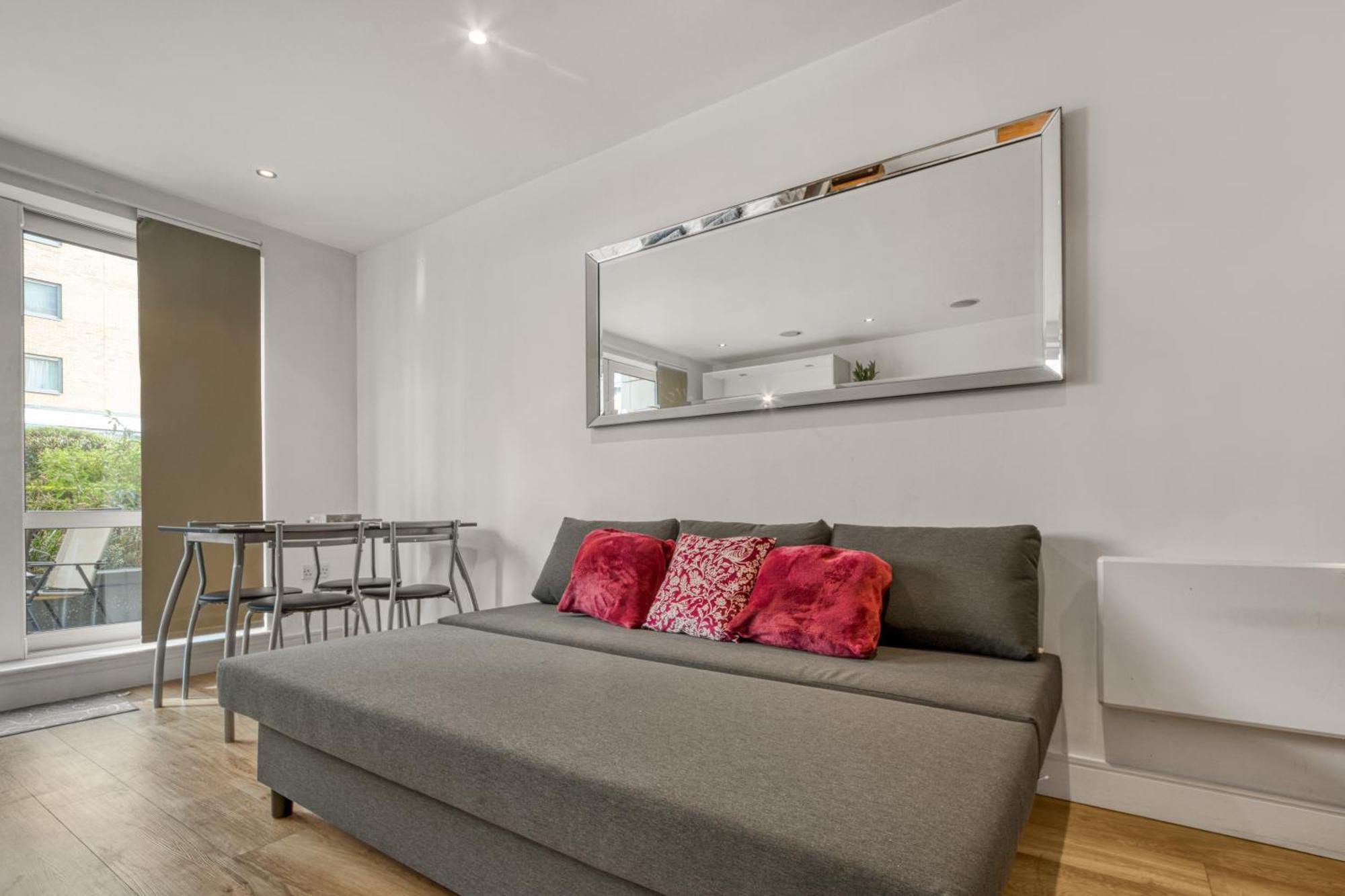 Modern Chic Studio Chelsea Apartment Лондон Екстериор снимка