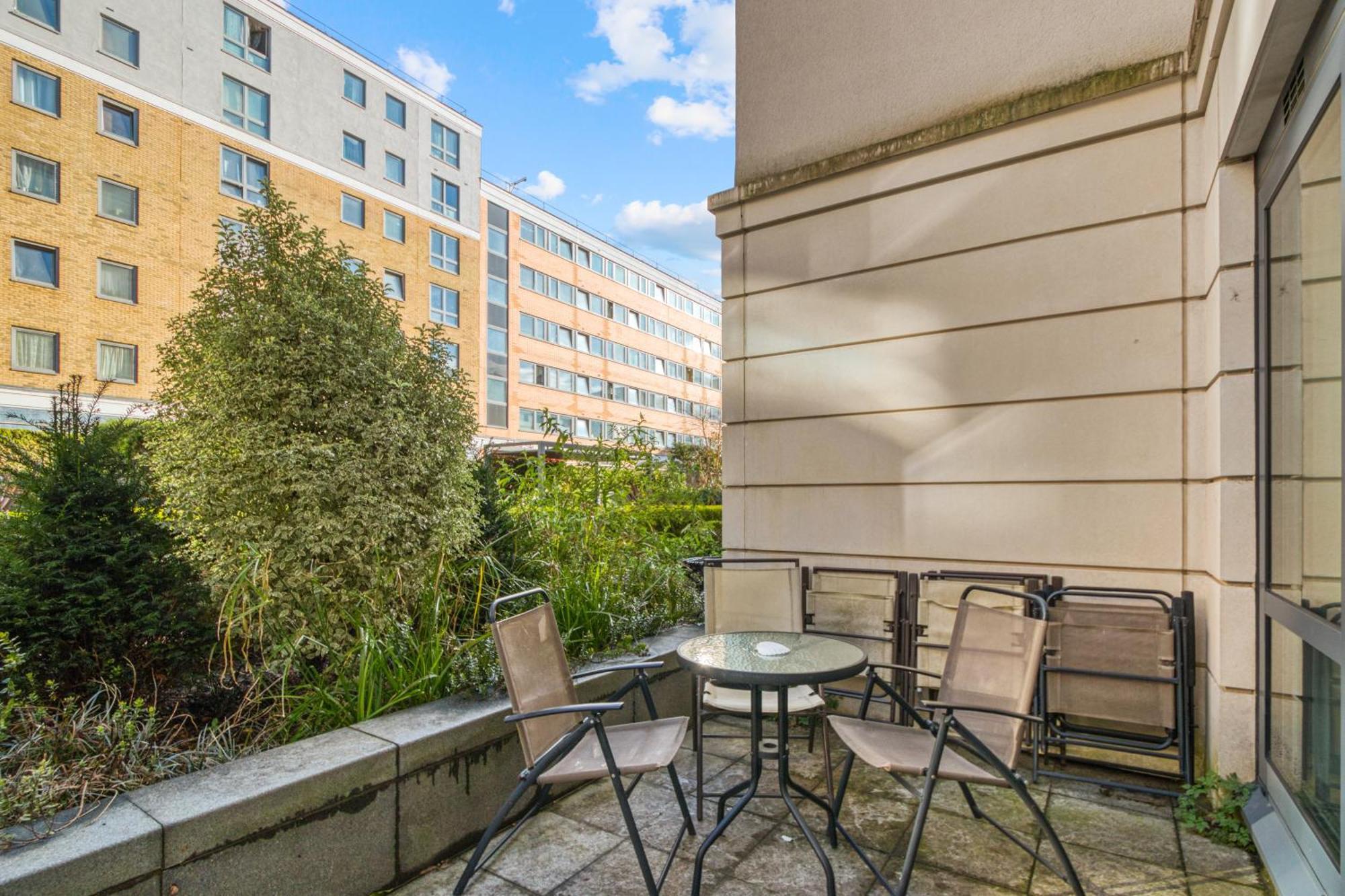 Modern Chic Studio Chelsea Apartment Лондон Екстериор снимка